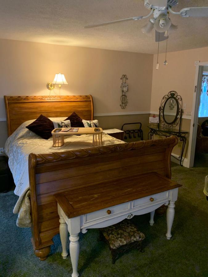 Emerald Necklace Inn Bed And Breakfast Lakewood Exterior photo