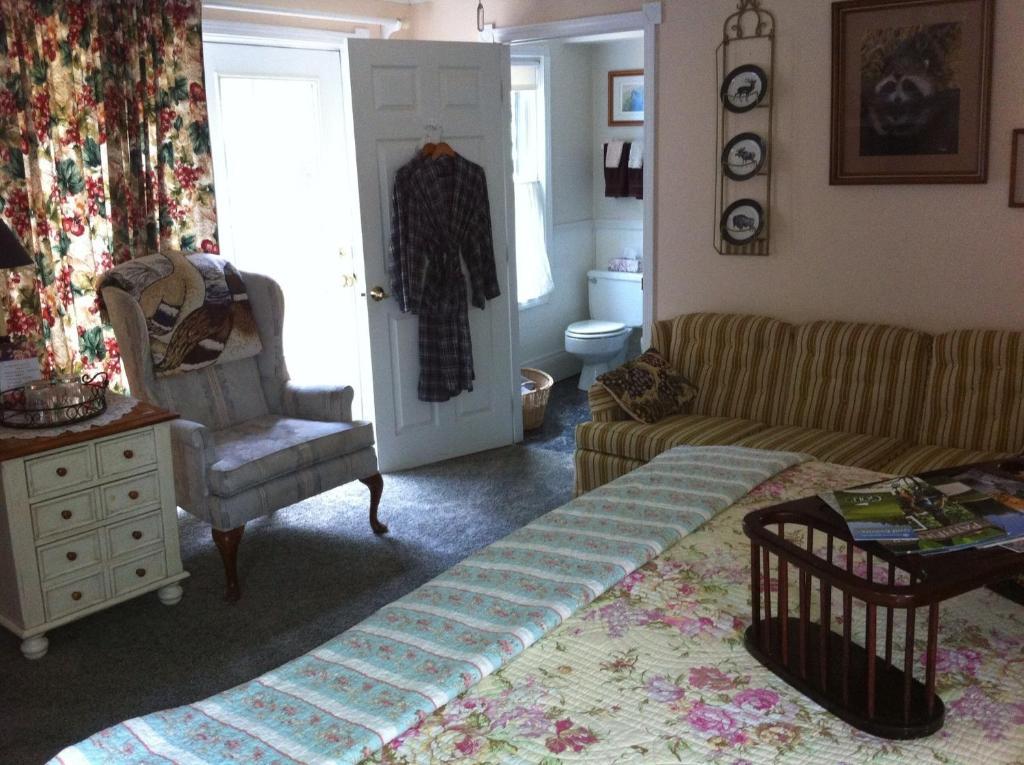 Emerald Necklace Inn Bed And Breakfast Lakewood Room photo
